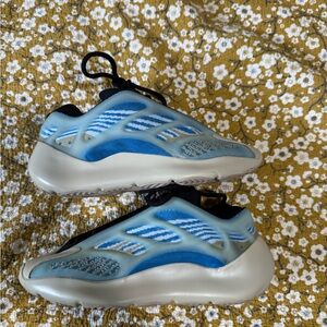 Yeezy 700 V3 Arzareth